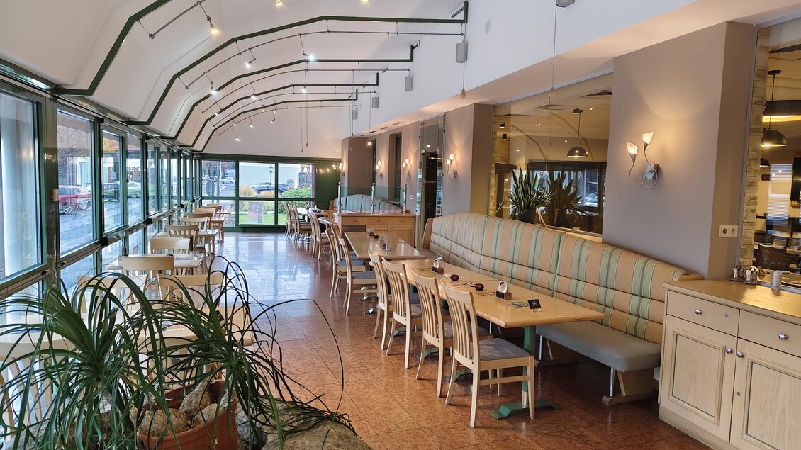 Heller Wintergarten des Restaurants Steiramichl mit Fensterfront und Sitznischen in den Stadtsälen Voitsberg.  | © © Steiramichl