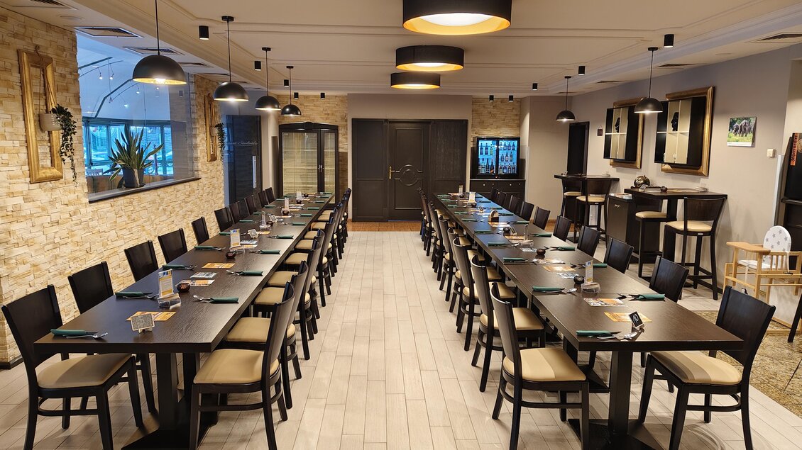 Moderner Gastraum im Restaurant Steiramichl in den Stadtsälen Voitsberg mit langen gedeckten Tischen.  | © © Steiramichl