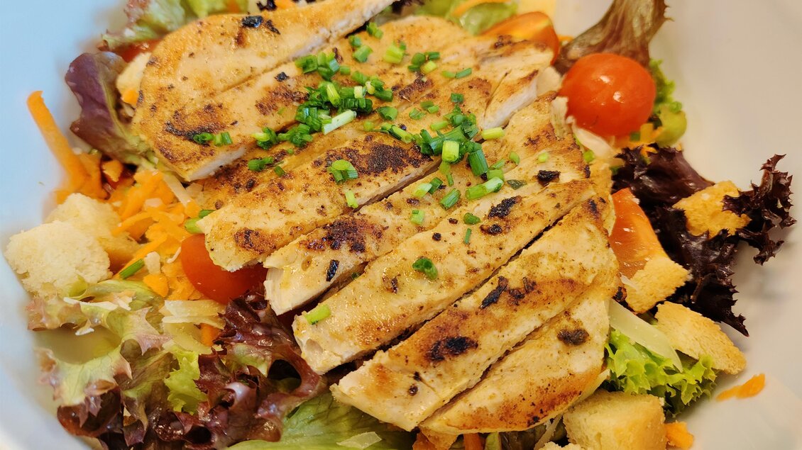 Frischer Blattsalat mit gegrilltem Hühnerfilet, Croutons, Tomaten und Schnittlauch im Restaurant Steiramichl in den Stadtsälen Voitsberg.  | © © Steiramichl