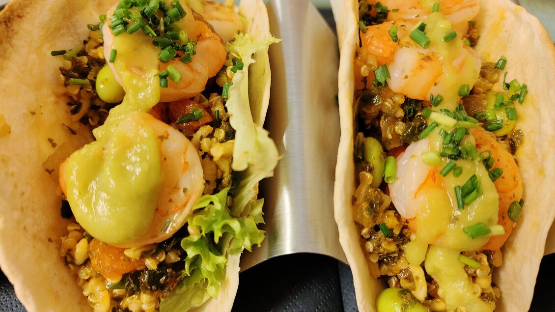 <p>Zwei Tacos mit Garnelen, Salat und Sauce in Metallhalterung im Restaurant Steiramichl in den Stadtsälen Voitsberg. </p> | © © Steiramichl