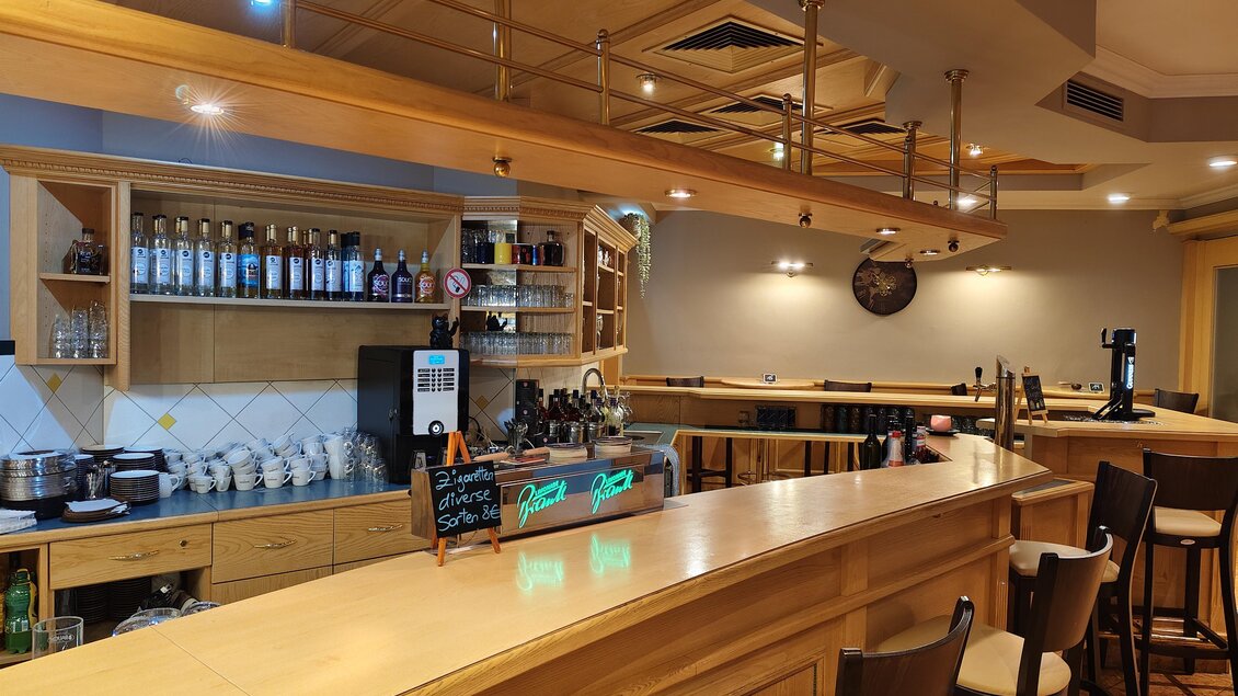 Holzbar im Restaurant Steiramichl mit Spirituosen, Kaffeemaschine und Barhockern im Restaurant Steiramichl in den Stadtsälen Voitsberg.  | © © Steiramichl