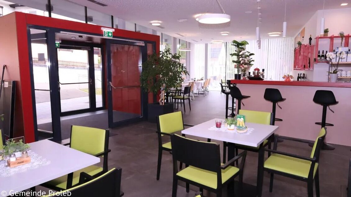 Ein Gebäude mit einem Eingang zu einem Restaurant und einem Mehrzwecksaal. Vor dem Eingang liegen einige Schneereste. | © Gemeinde Proleb