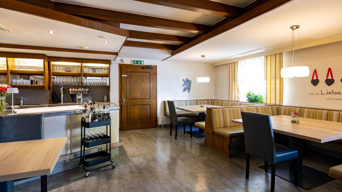 Ein modernes Restaurant mit gemütlichen Sitzplätzen und Holzdecken. Die Bar ist gut ausgestattet und es gibt große Fenster für Tageslicht. | © TV Region Graz | Harry Schiffer