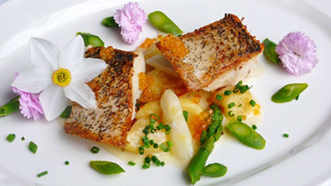 Fischteller mit Narzisse | © SPA Hotel Erzherzog Johann, Bad Aussee, Restaurant (c) Ralf Tornow
