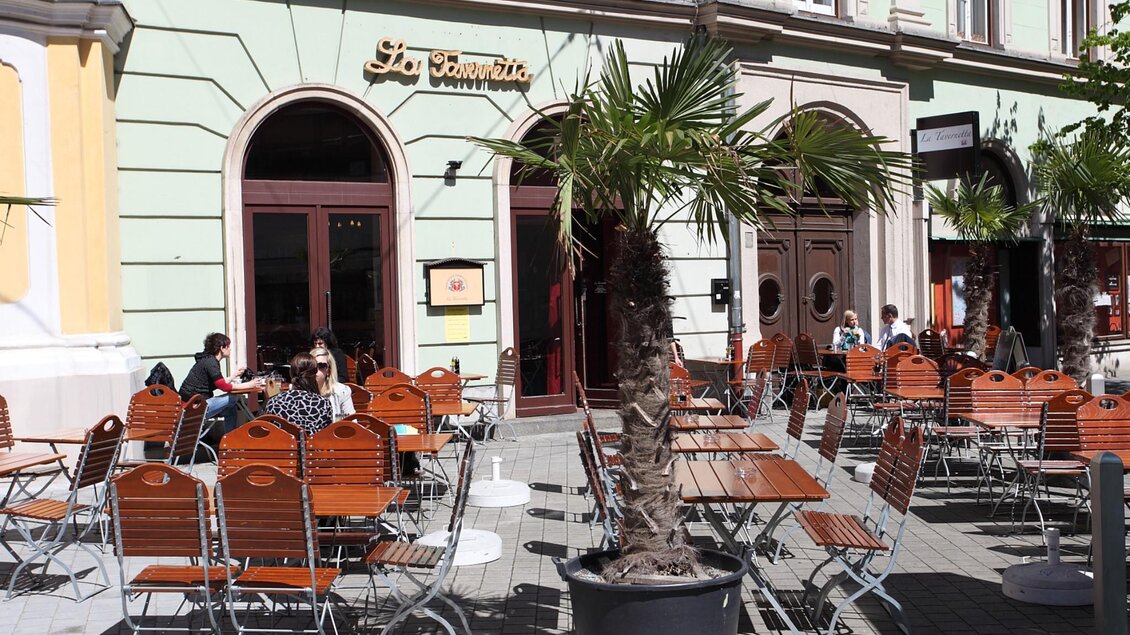 Außenansicht des Restaurants La Tavernetta in Graz mit Gästen im Straßencafé. | © Graz Tourismus - Max Wegscheidler