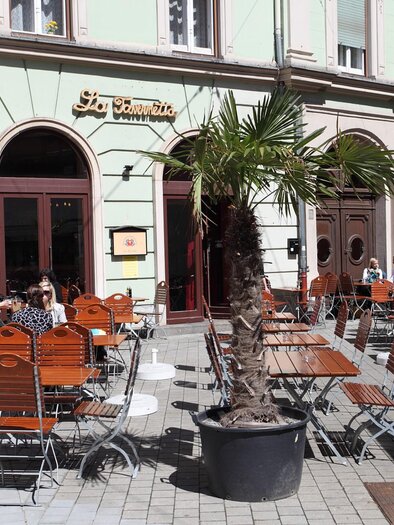 Exterior view of the restaurant La Tavernetta in Graz with guests in the street café. | © Graz Tourismus - Max Wegscheidler