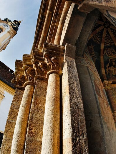 Eine beeindruckende historische Kirche mit Säulen und einem kunstvollen Wandgemälde. Die Architektur zeigt klassische Elemente und hebt die Schönheit des Gebäudes hervor. | © Tourismusverband Oststeiermark