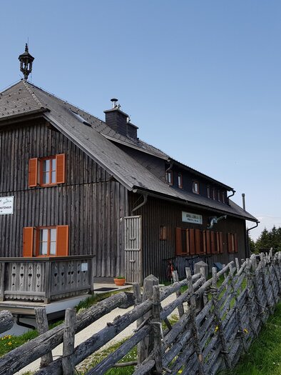 A shelter is visible. | © Gernot Schafferhofer
