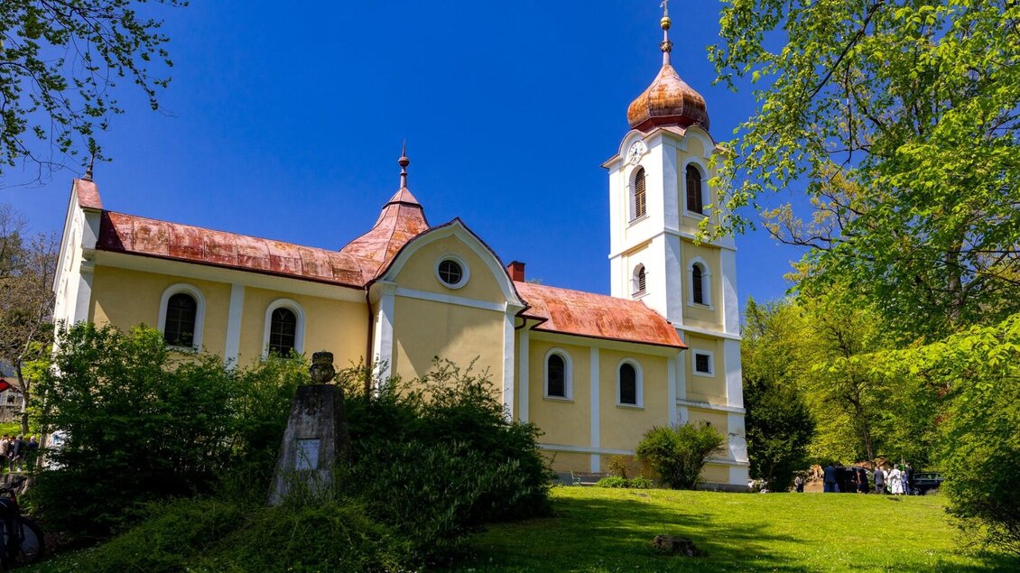 Gelbe Wallfahrtskirche Mariagrün in Graz mit Zwiebelturm vor blauem Himmel und grünem Park. | © Graz Tourismus-Harry Schiffer
