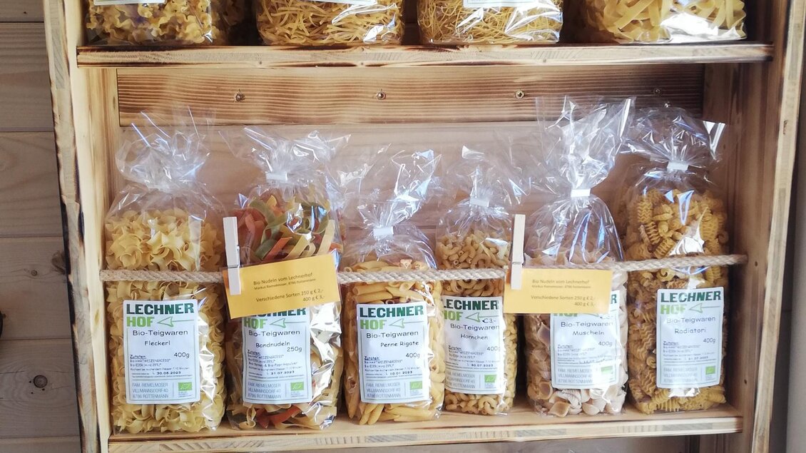 Ein Regal mit verschiedenen Sorten von Pasta, verpackt in durchsichtigen Tüten. Jede Tüte hat ein Etikett mit Informationen über die Pasta. | © Markus Putz