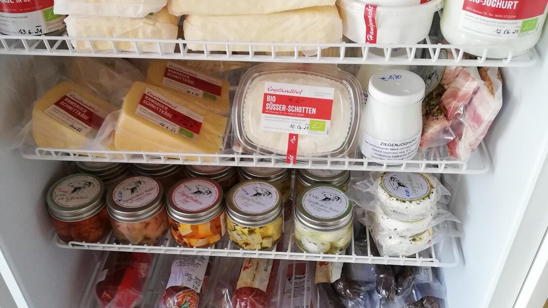 Ein Kühlschrank voller verschiedener Lebensmittel, darunter Käse, Aufschnitt und Dips. Die Regale sind gut gefüllt und die Produkte sind ordentlich beschriftet. | © Markus Putz