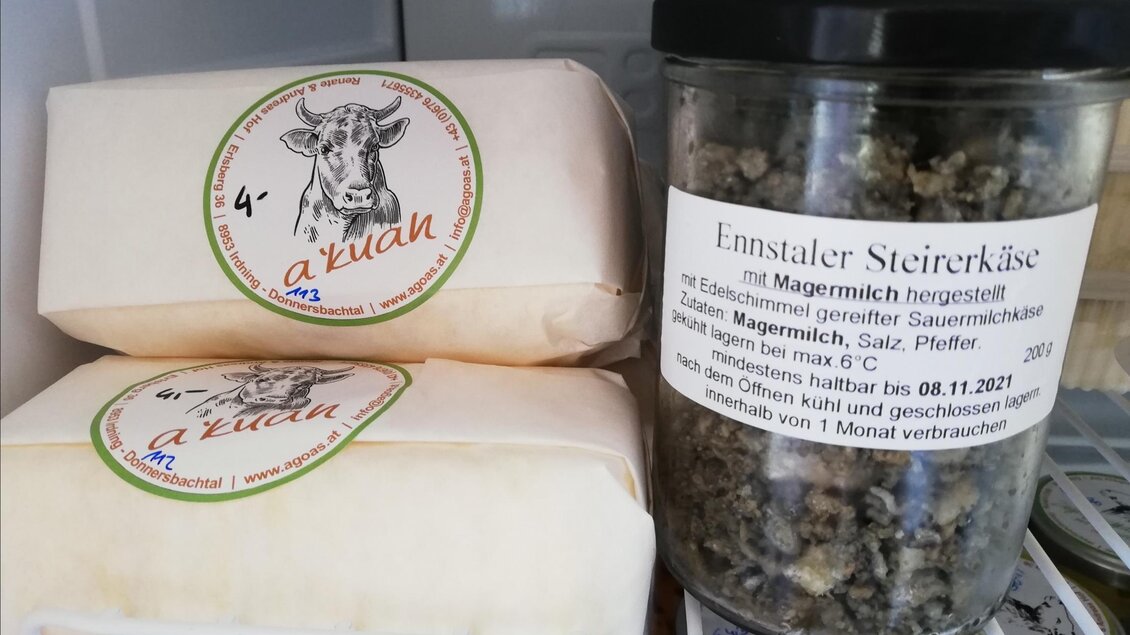 Ein Kühlschrankinhalt mit verschiedenen Käseprodukten. Zu sehen sind zwei verpackte Käse mit einem Etikett und ein Glas mit Ennstaler Steirerkäse. | © Markus Putz