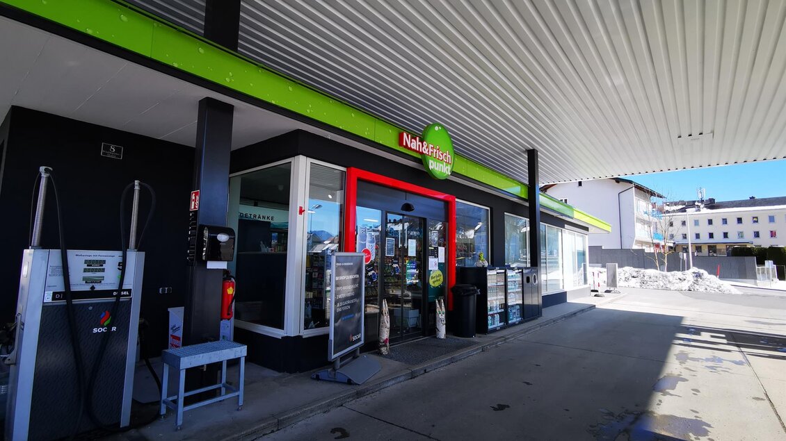 Eine moderne Tankstelle mit einem angrenzenden Verkaufsbereich. Der Eingangsbereich ist hell erleuchtet und einladend. | © TV Hochsteiermark / Brigitte Digruber