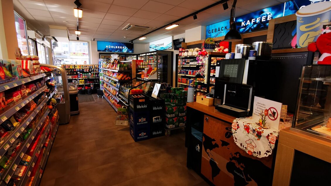 Ein gut sortierter Lebensmittelgeschäft mit Regalen voller Snacks und Getränken. An der Kasse steht ein Kaffeewagen und das Ambiente ist hell und einladend. | © TV Hochsteiermark / Brigitte Digruber