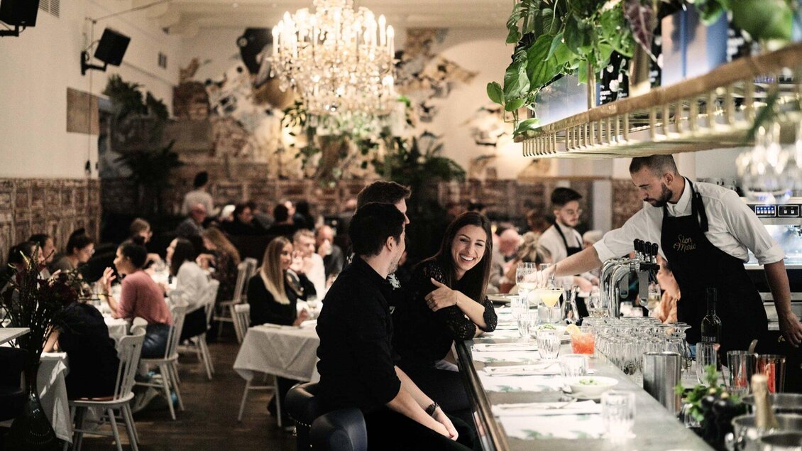 Ein lebhaftes Restaurant mit vielen Gästen und einer eleganten Atmosphäre. Die Gäste genießen ihre Zeit, während Kellner die Tische bedienen. | © Salon Marie