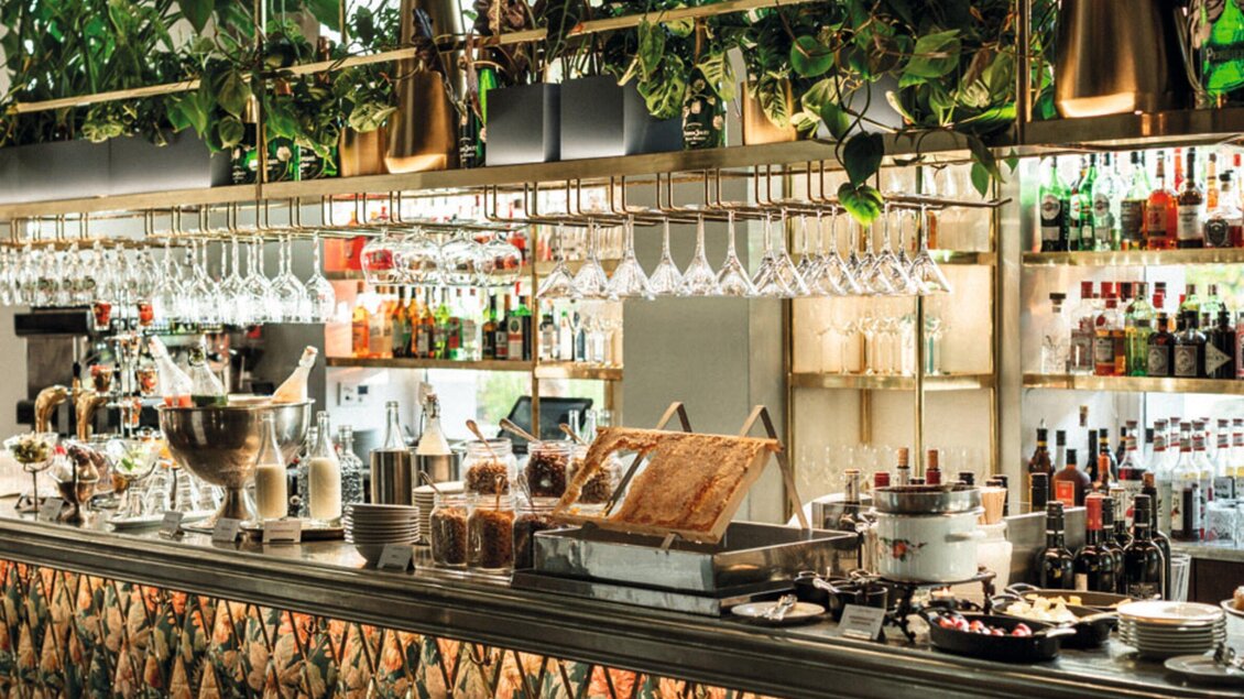 Eine stilvolle Bar mit einer Vielzahl von Getränken und Gläsern. Die Pflanzen im Hintergrund schaffen eine luxuriöse Atmosphäre. | © Salon Marie