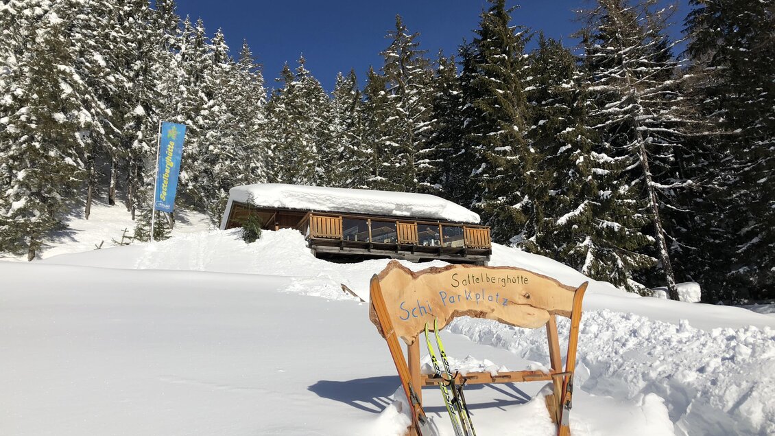 Winterliche Ansicht mit Schnee auf der Sattelberghütte | © Sattelberghütte