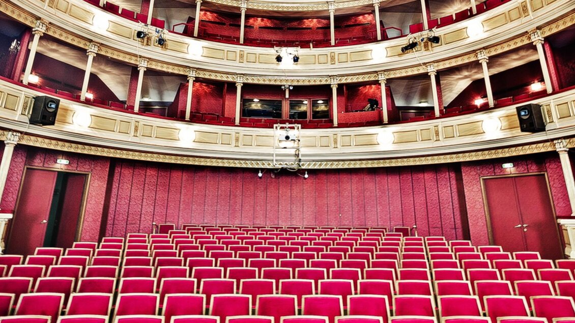 Leerer Theatersaal mit roten Sitzen und Rängen im Schauspielhaus Graz | © Lupi Spuma