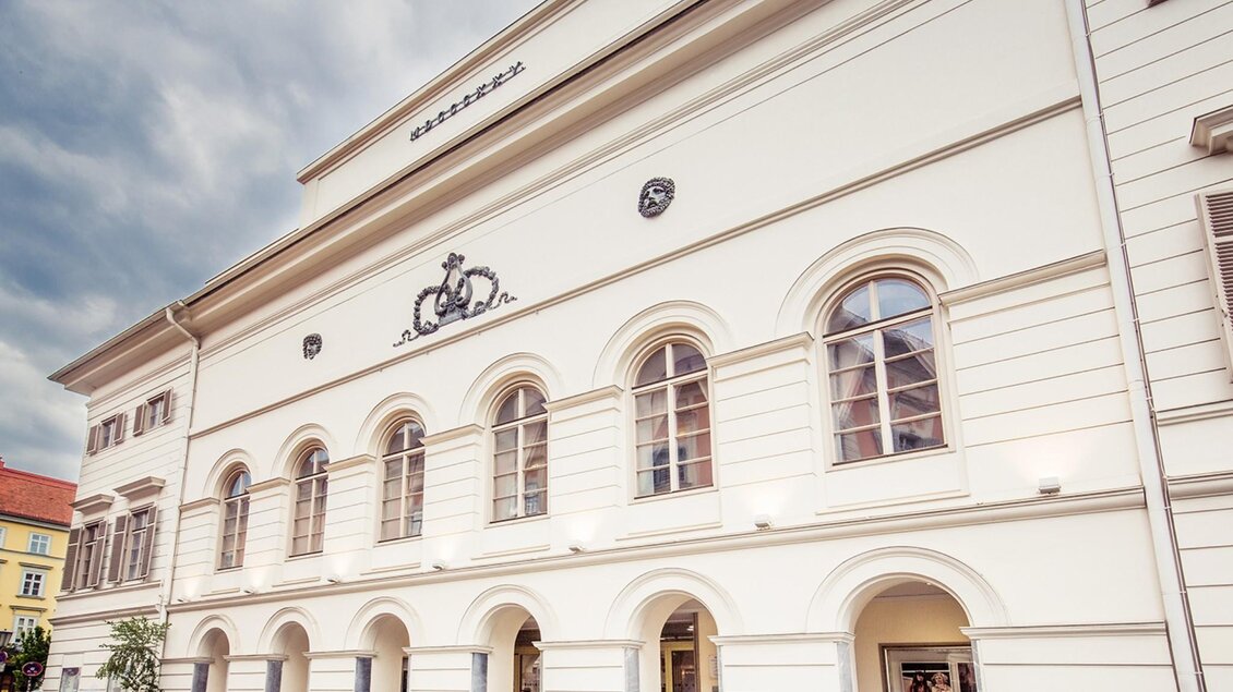Historische Frontansicht des Schauspielhauses Graz mit Rundbögen und Fenstern | © Lupi Spuma