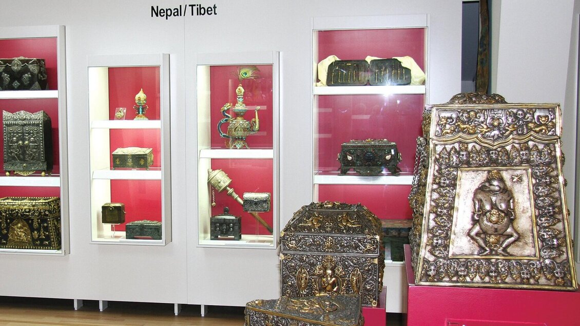 Vitrinen mit religiösen Objekten und kunstvollen Truhen und Schlössern aus Nepal und Tibet in der Schell Collection Graz. | © Schell Collection