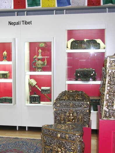 Vitrinen mit religiösen Objekten und kunstvollen Truhen und Schlössern aus Nepal und Tibet in der Schell Collection Graz. | © Schell Collection