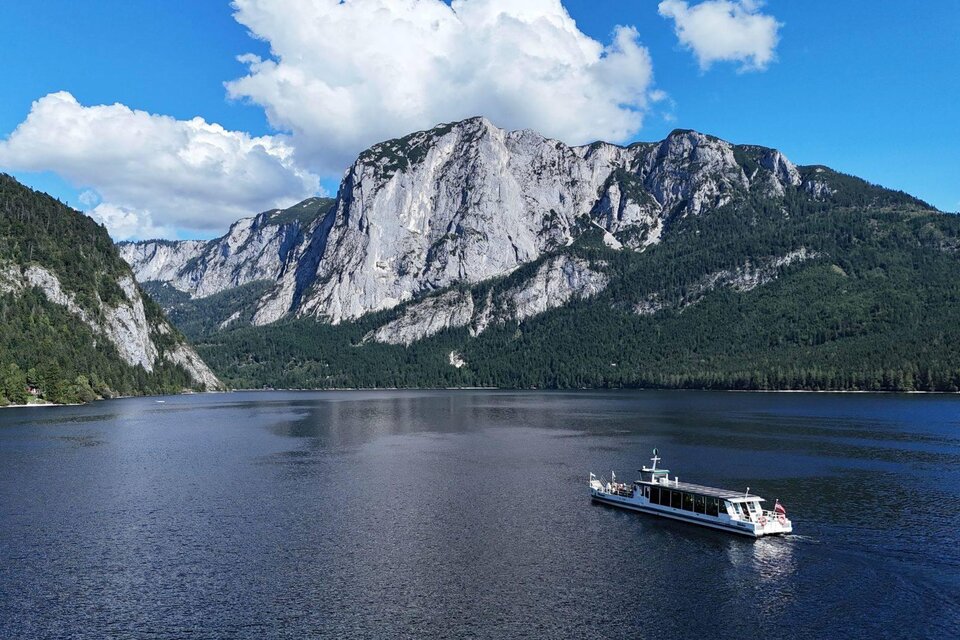 With the sun over the Altaussee Lake - Boat Trip Altaussee - Impression #1 | © Altaussee Schifffahrt