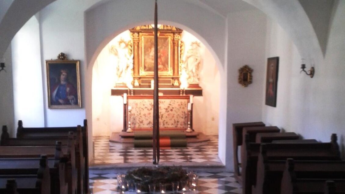 Eine ruhige Kapelle mit modernen Holzbänken und einem zentralen Altar. Der Raum ist hell und hat kunstvolle Wanddekorationen. | © TV Lipizzanerheimat_EU