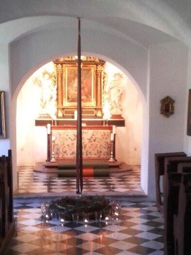 Eine ruhige Kapelle mit modernen Holzbänken und einem zentralen Altar. Der Raum ist hell und hat kunstvolle Wanddekorationen. | © TV Lipizzanerheimat_EU