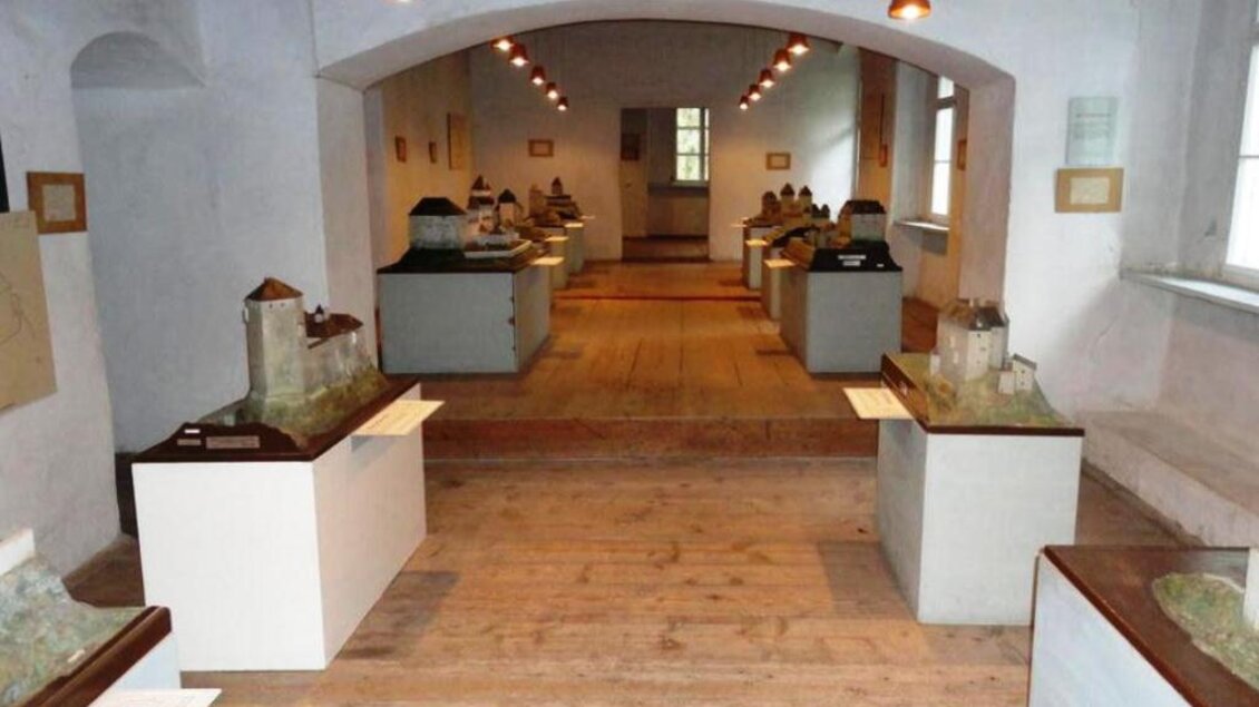 Ein Innenraum eines Museums mit Modellen von mittelalterlichen Wehranlagen. Die Wände sind in neutralen Farben gehalten, und das Licht ist sanft. | © NMS Köflach