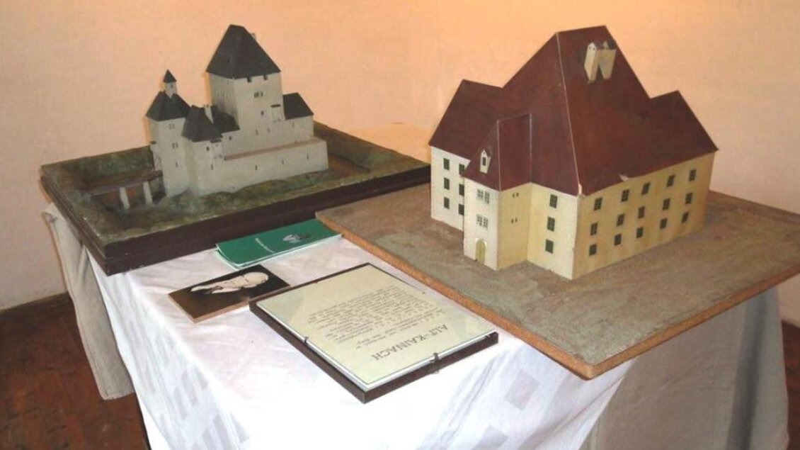 Zwei Architekturmodelle von Burgen stehen auf Tischplatten. Die Modelle sind detailliert gestaltet und zeigen verschiedene Dachformen. | © NMS Köflach