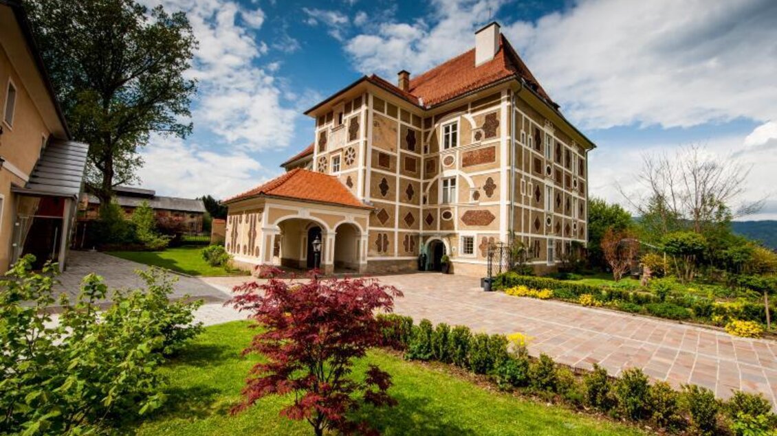 Ein wunderschönes Gebäude im klassischen Stil umgeben von einem gepflegten Garten. Der Himmel ist klar und die Atmosphäre ist einladend. | © Schloss Farrach