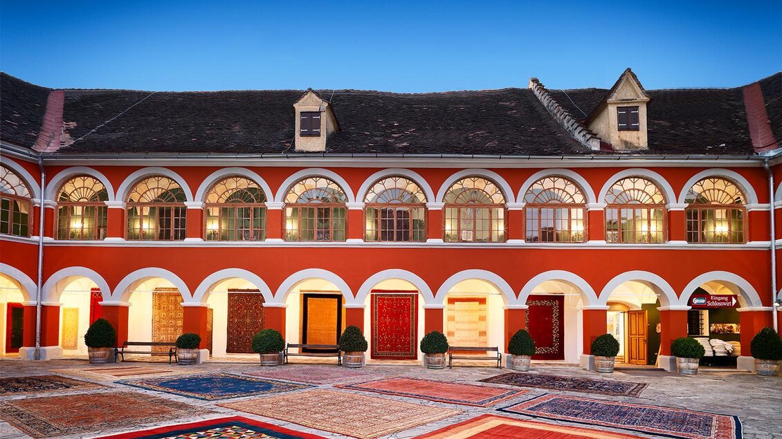 Innenhof Schloss Kornberg, Teppiche Rohani | © Bardeau GmbH