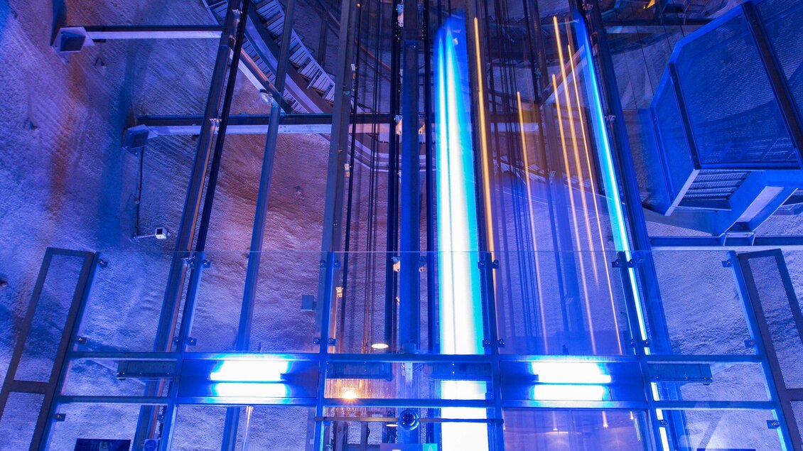 Ein modernes Aufzugssystem mit blauen und weißen Lichtern. Die Konstruktion ist futuristisch und gut beleuchtet. | © Graz Tourismus - Harry Schiffer