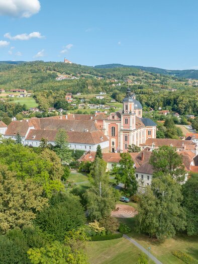 Schlosspark Pöllau_Blick auf Kirche_Oststeiermark | © Helmut Schweighofer