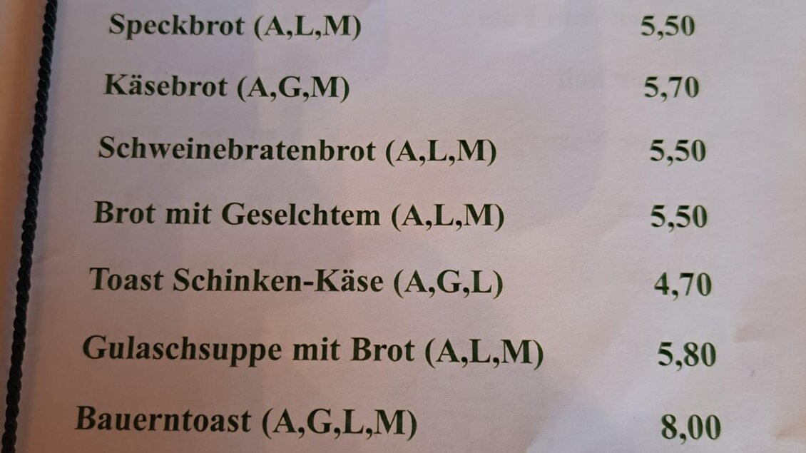 Eine Speisekarte mit verschiedenen einfachen Gerichten und Preisen. Die Auswahl umfasst Brotvariationen, warme Snacks und Suppen. | © Schlosstaverne