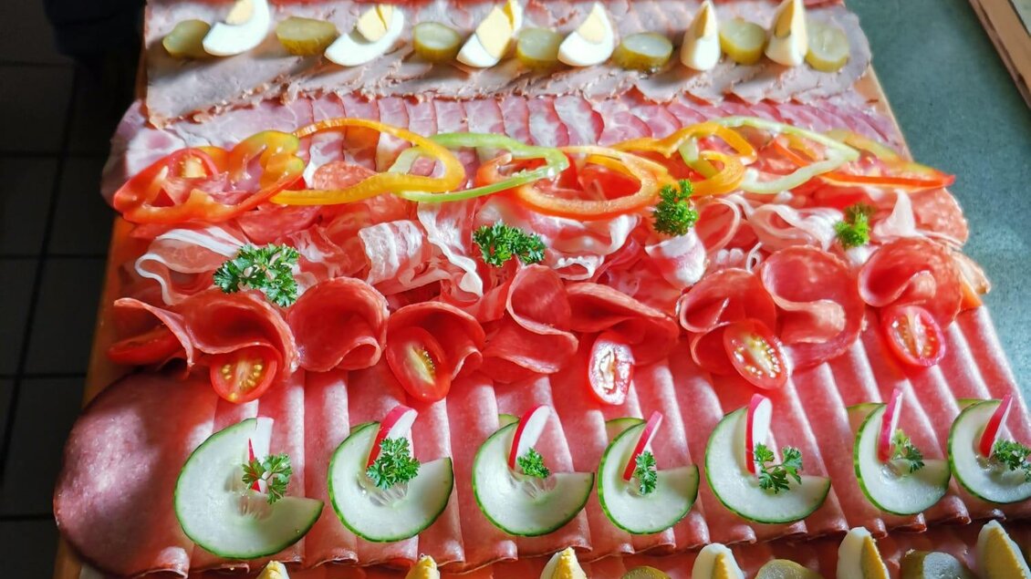 Ein schön angerichtetes Buffet mit verschiedenen Wurst- und Käseaufschnitten. Dazu sind frische Gemüse- und Eierhälften dekorativ platziert. | © Schlosstaverne
