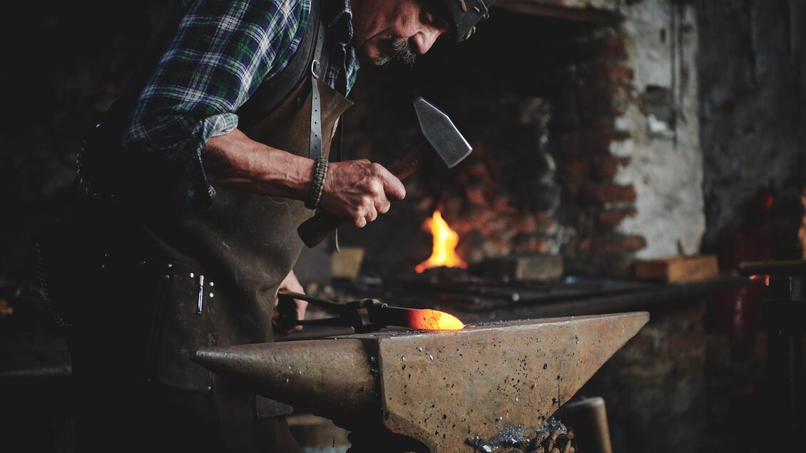 SchmiedeFurth-Schmied1-Murtal-Steiermark | © Michael Königshofer