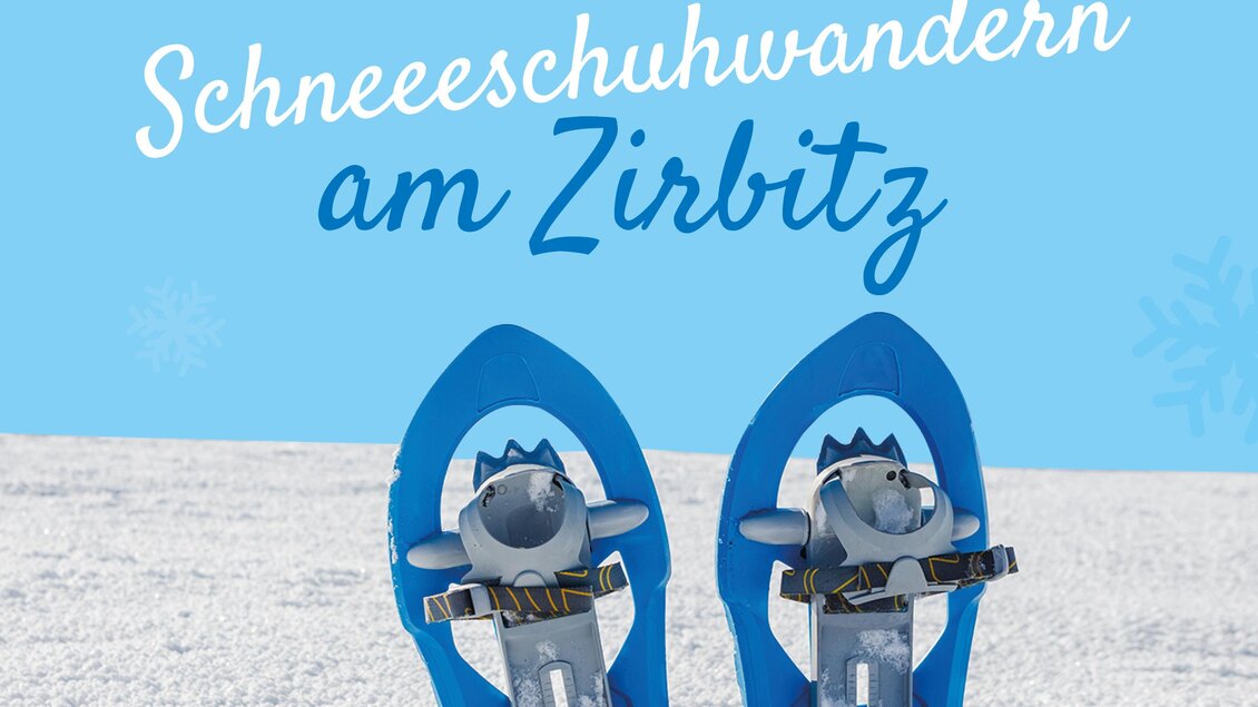 Schneeschuhe liegen auf einem verschneiten Untergrund. Der Hintergrund zeigt einen blauen Himmel mit winterlichen Motiven. | © Almidylle Sabathy