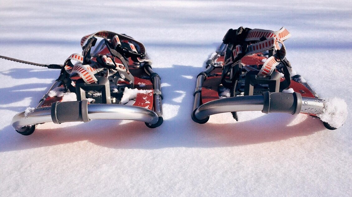 Zwei Paar Schneeschuhe liegen im Schnee. Die Ausrüstung ist bereit für ein Winterabenteuer. | © Pixabay