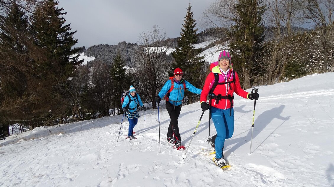 Eine Gruppe von Menschen wandert in den verschneiten Bergen. Sie tragen Schneeschuhe und genießen die winterliche Landschaft. | © Weges