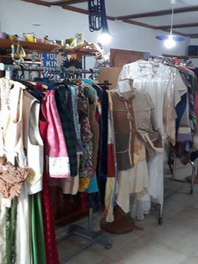 Ein Geschäft mit Kleidung auf Kleiderständern und einem gemütlichen Interieur. Es gibt eine Vielfalt an farbenfrohen Outfits und Accessoires, die zum Stöbern einladen. | © Elisabeth Anreiter