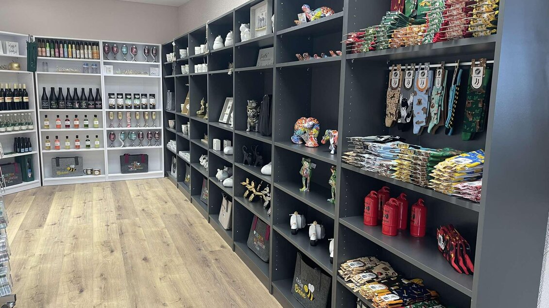 Ein moderner Laden mit Regalen voller Geschenke und Haushaltswaren. Die Wände sind hell und der Boden ist aus Holz. | © TV ERZBERG LEOBEN