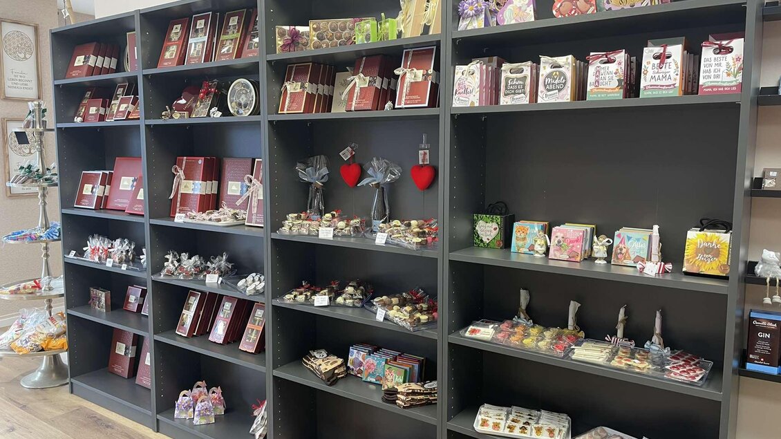 Ein liebevoll gestaltetes Regal mit verschiedenen Süßigkeiten und kleinen Geschenken. Die Produkte sind bunt und ansprechend präsentiert. | © TV ERZBERG LEOBEN