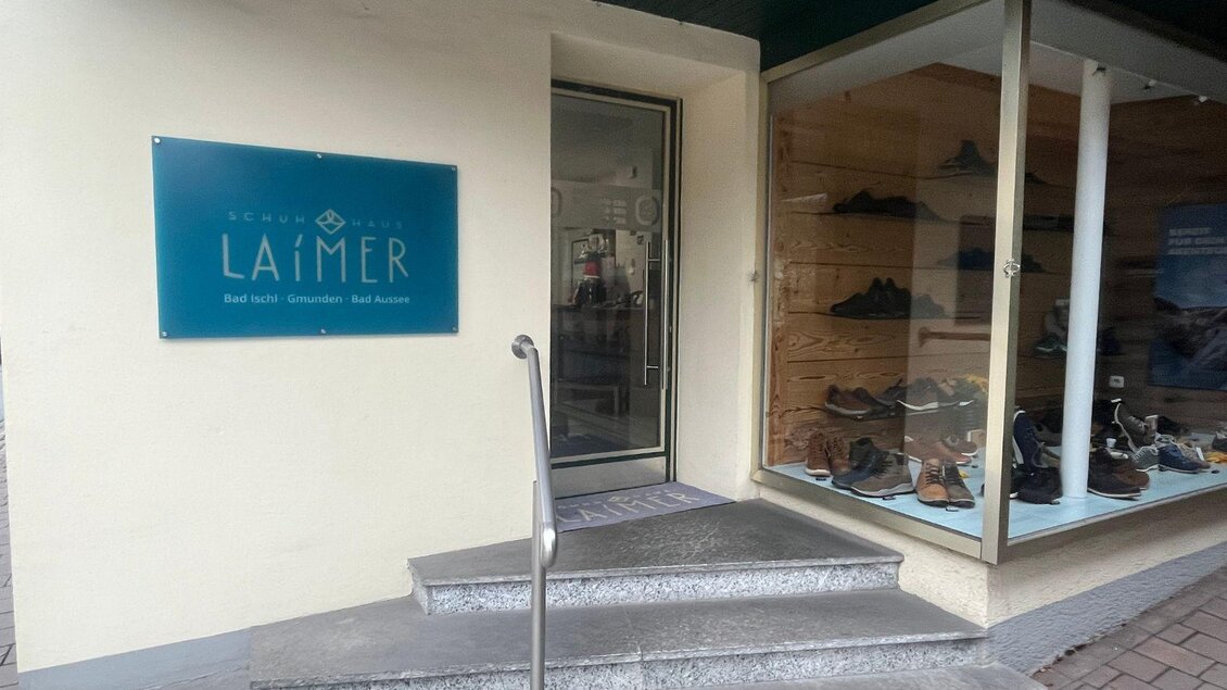 Ein Geschäftseingang mit dem Namen "LAIMER". Vor dem Geschäft steht ein Korb mit Schuhen, und die Fenster sind teilweise abgedeckt. | © TVB Ausseerland Salzkammergut_ Nathalie Schröttenhamer
