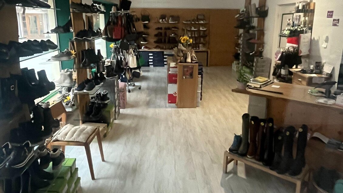 Ein Geschäft mit einer großen Auswahl an Schuhen. Die Präsentation umfasst Regale voller Schuhe und einen einladenden Verkaufsbereich. | © TVB Ausseerland Salzkammergut_Nathalie Schröttenhamer