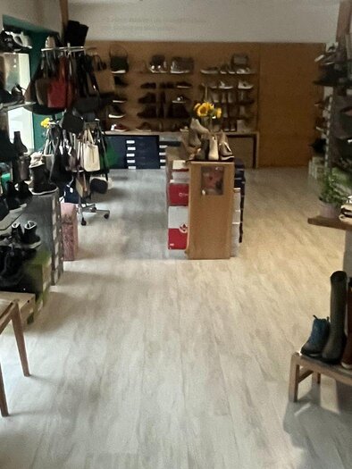 Ein Geschäft mit einer großen Auswahl an Schuhen. Die Präsentation umfasst Regale voller Schuhe und einen einladenden Verkaufsbereich. | © TVB Ausseerland Salzkammergut_Nathalie Schröttenhamer