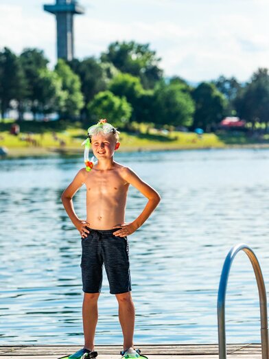 Junge am Steg mit Schnorchelausrüstung | MICHAELA PFLEGER | © Region Graz - Mias Photoart