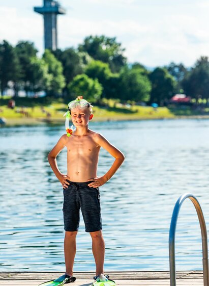 Boy on the jetty with snorkelling equipment | MICHAELA PFLEGER | © Region Graz - Mias Photoart
