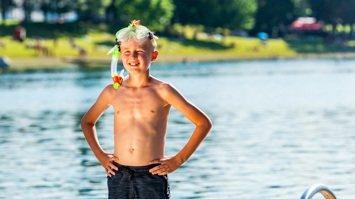 Junge am Steg mit Schnorchelausrüstung | © Region Graz - Mias Photoart