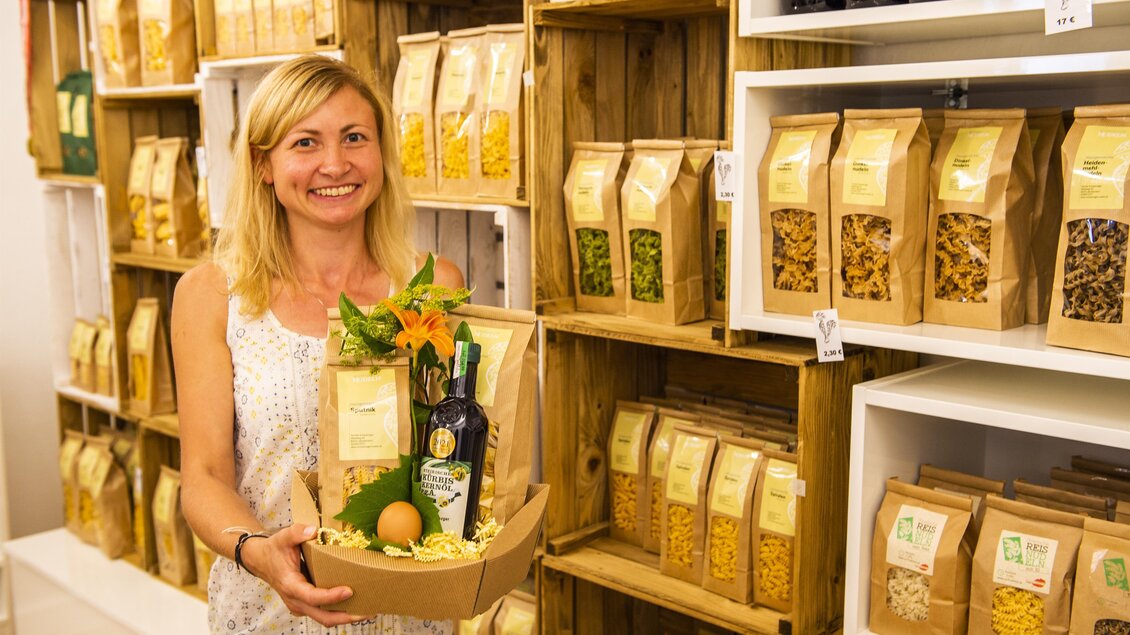 Nina Schweinzger mit Produkten | © Ama Genussregion